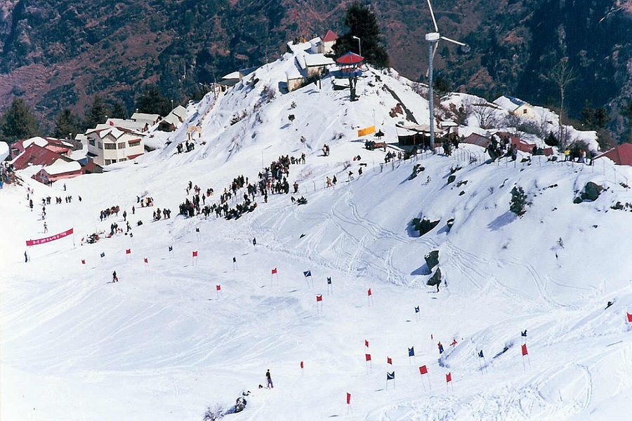 Skiing in Auli