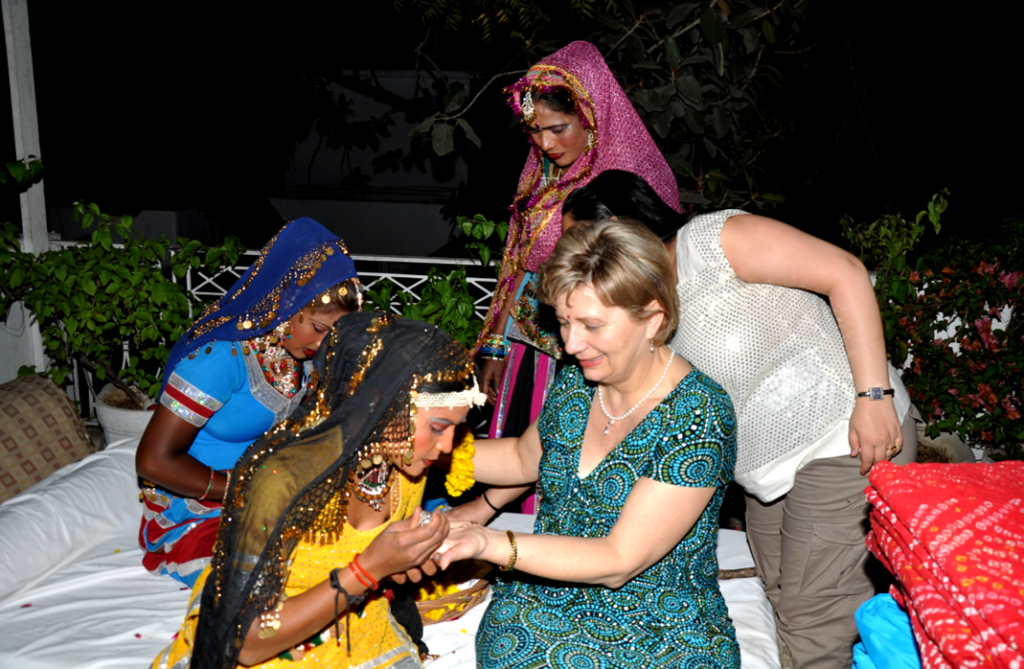 Henna Painting on Hands - Women only travel