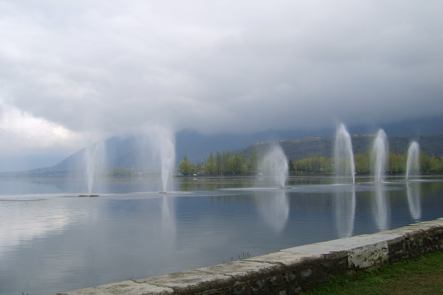 Enchanting Srinagar Houseboat Tour